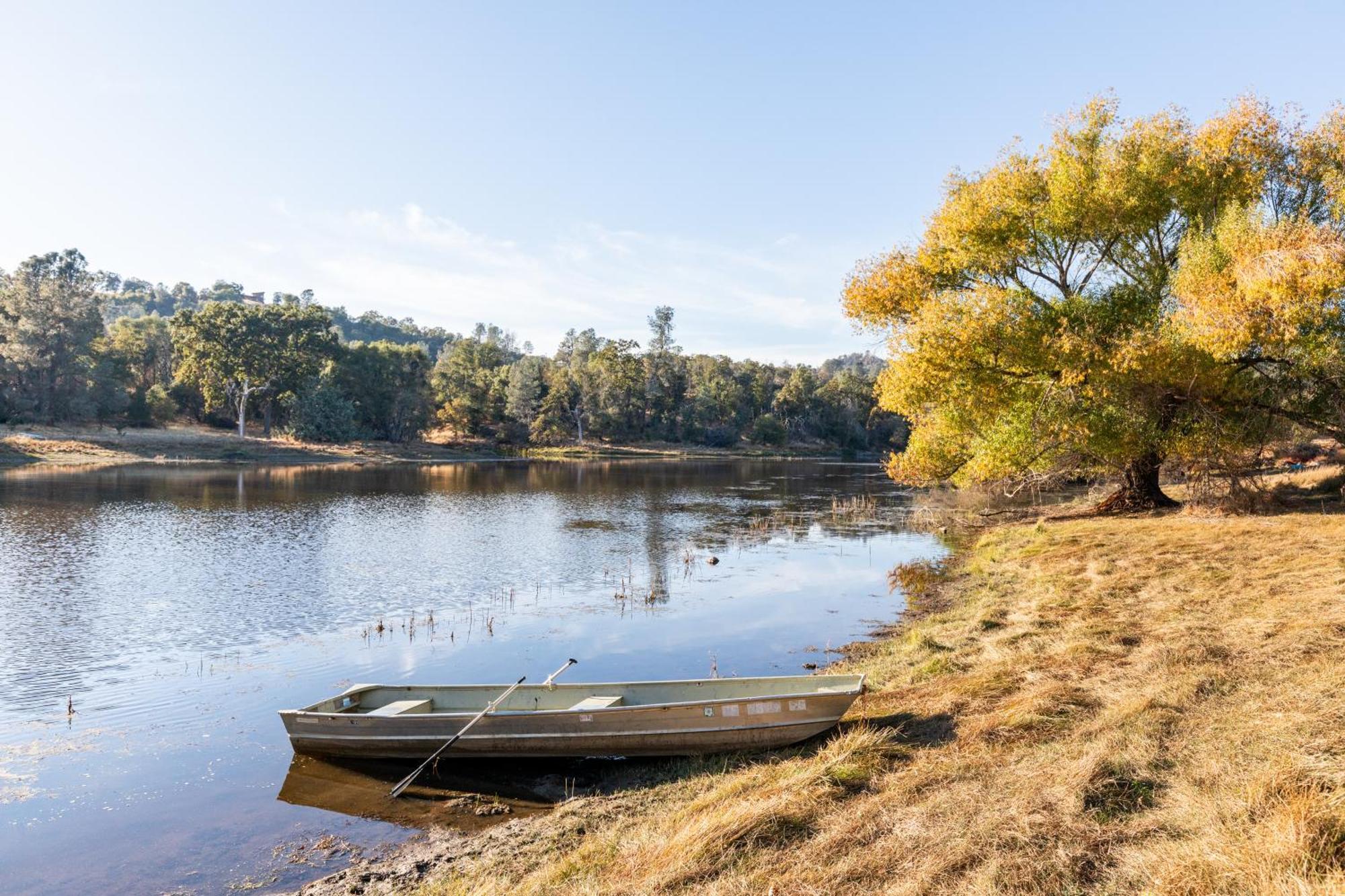 Rolling Oaks Ranch - 200 Acres Of Lakeside Beauty & Countryside Serenity 马里波萨 外观 照片