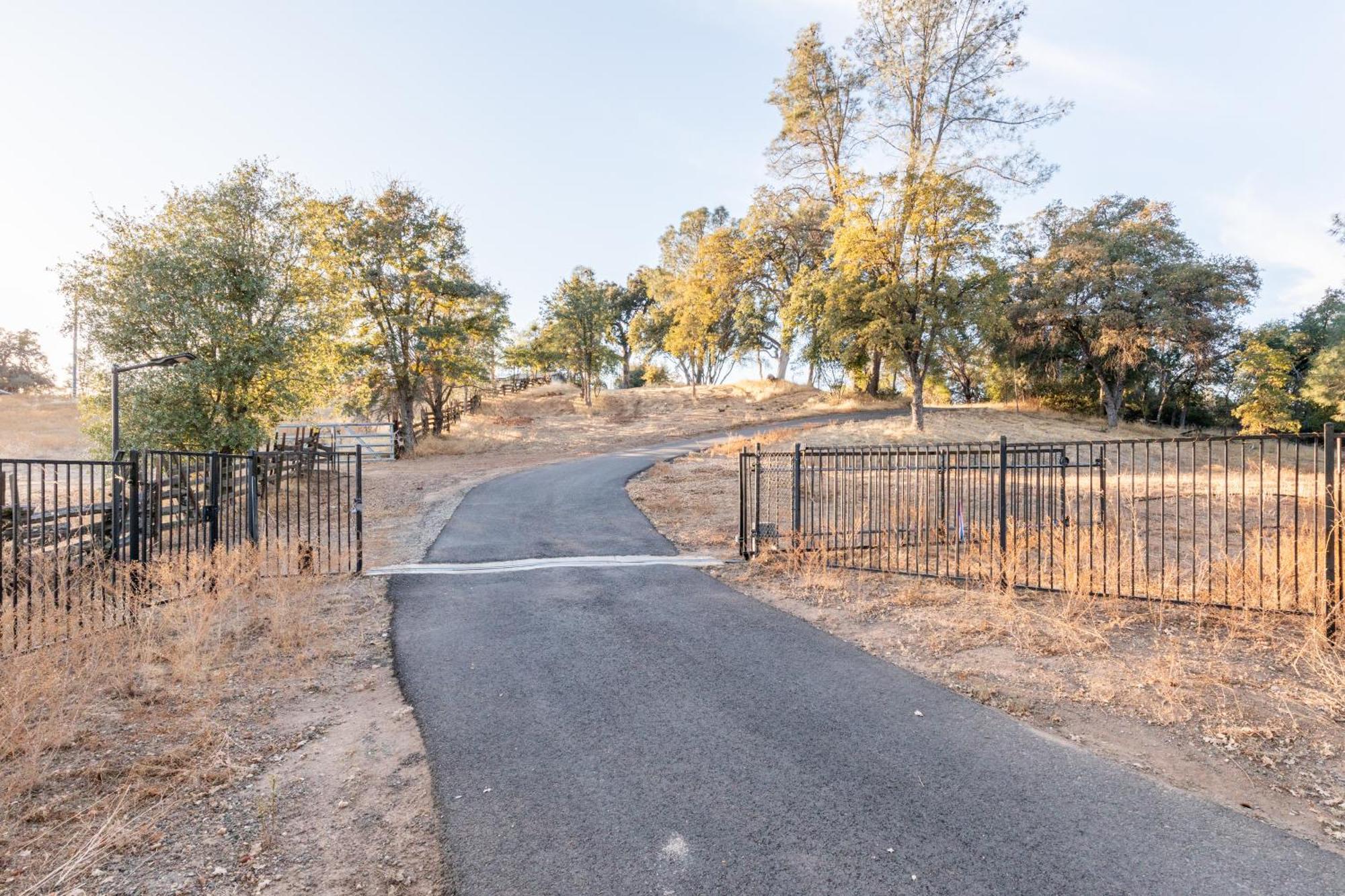 Rolling Oaks Ranch - 200 Acres Of Lakeside Beauty & Countryside Serenity 马里波萨 外观 照片